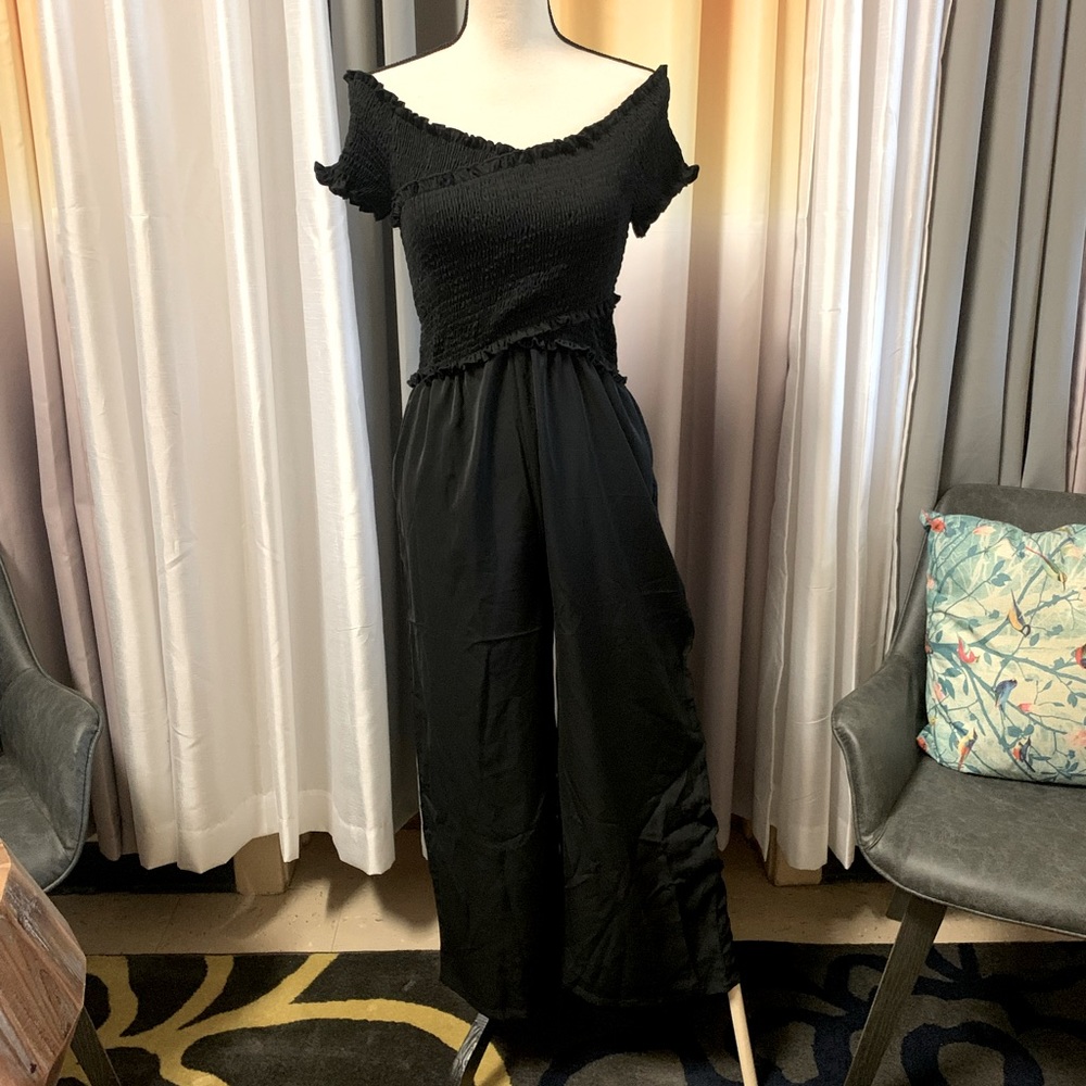 🧡50% off bunches! NWOT Off the shoulder smock chest jumpsuit